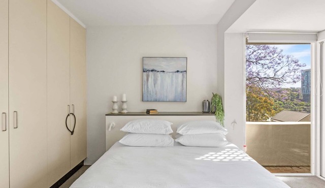 2-Bed Harbourside Home with Views in Fab Location