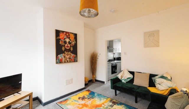 2 Bed Home near Airport with 6 Separate Beds, Parking, Netflix and a garden.