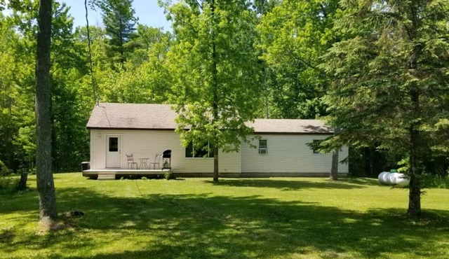 2 bed home secluded on a wooden lot, 5 minutes from Mackinaw City! Sleeps 7-10!