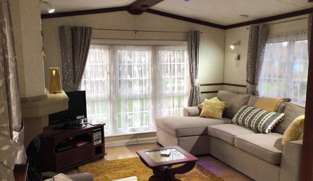 2 Bed Home Sleeps 4 - Pets, Balcony, Parking