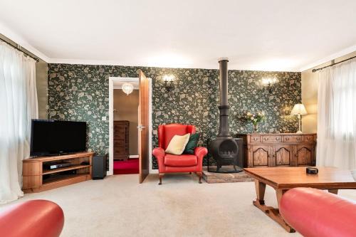 2-Bed Home with Free Parking - 2 min Walk to Bus