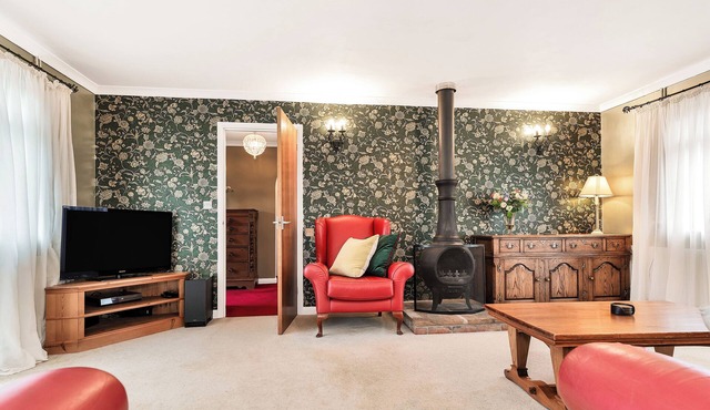 2-Bed Home with Free Parking - 2 min Walk to Bus