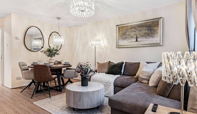 2 Bed Home with free parking and WIFI