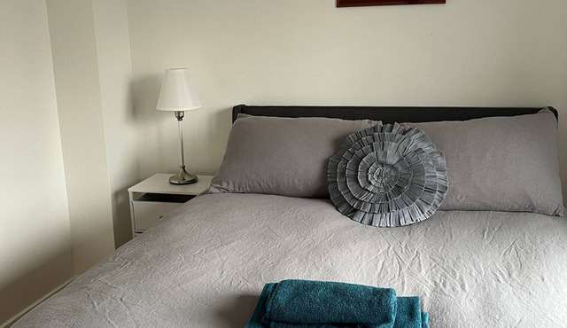 2-Bed Home with Parking, Near Birmingham Airport, NEC & JLR