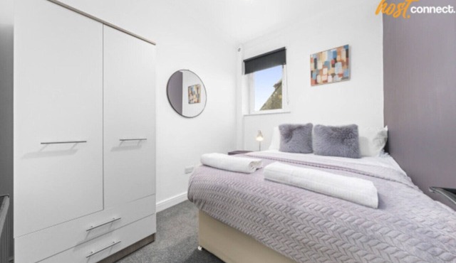 2 Bed Home with Parking Sleeps 4