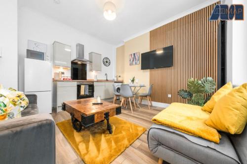 2 Bed Home with Parking Sleeps 4