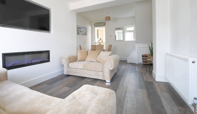 2 Bed House - Quick Drive to Brecon Beacons & more