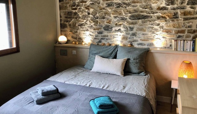 2 Bed House Sleeps 4 - Pets Ok - Pool - Fireplace