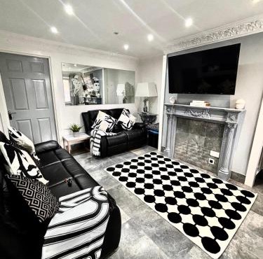 2 bed house sleeps 4-5