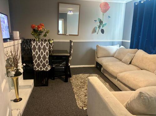 2 Bed House-Sleeps 4-Free Parking