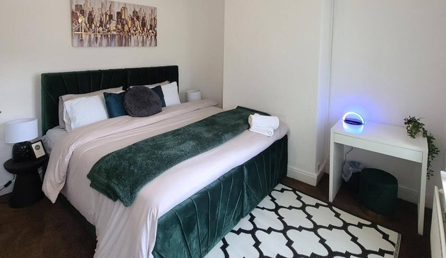 2 Bed House - Sleeps 5 - Parking - Wifi