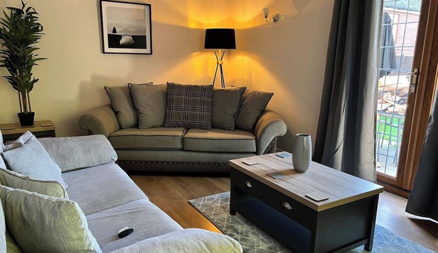 2-Bed House - Sleeps 6 - Garden, Parking, Wifi