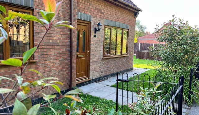 2-bed House - Sleeps 6 - Garden, Parking, Wifi