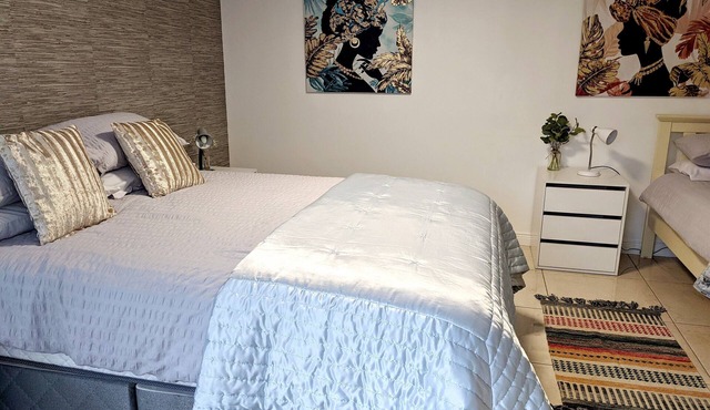 2 Bed House - Sleeps 6 - Parking - Wifi