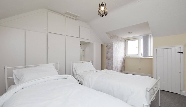 2 Bed House - Sleeps 4 - Garden - Parking - Wifi