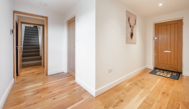 2 Bed House with Gated Driveway