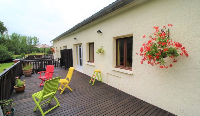 2 bed lakeside guest house with parking