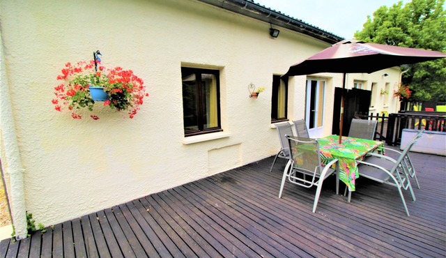 2 bed lakeside guest house with parking