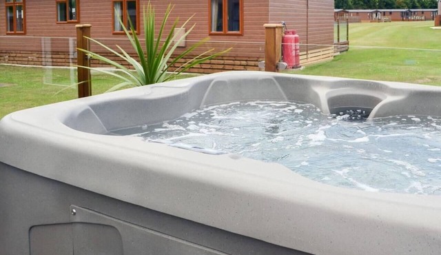 2 Bed Lodge - Sleeps 6 - Dogs - Hot Tub - Parking