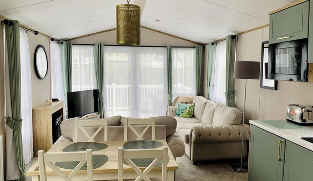 2 Bed Lodge Sleeps 6 - Holiday Park, Parking, Pets