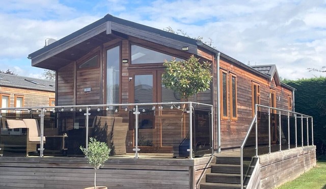 2 Bed Log Cabin w/River Views perfect for Retreat