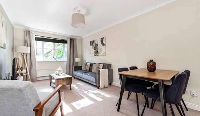 2-Bed London Apartment Near Brixton Station | Sleeps 6 | Parking