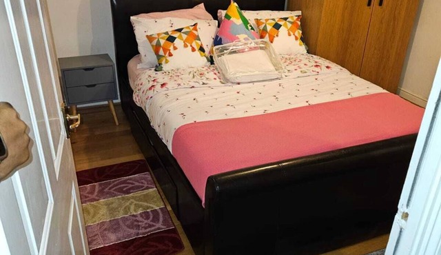 2 Bed London Apt - Dual Ensuite - Free Parking