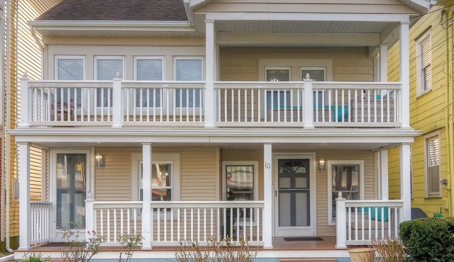 2-bed Luxury Ground Floor Unit in charming Ocean Grove - steps from beach!