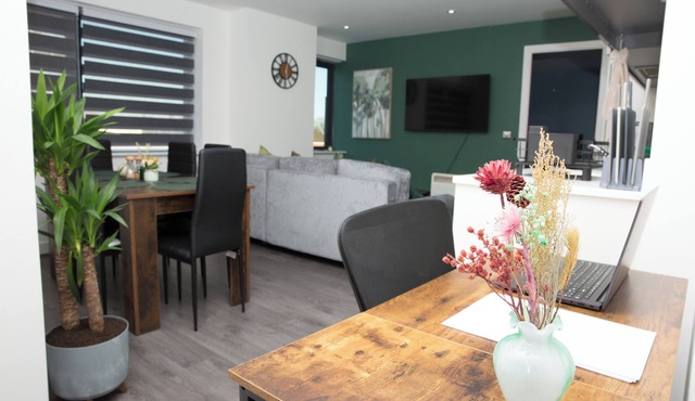 2 Bed Luxury Modern Apartment/Close To Birmingham Central/Free On Road Parking