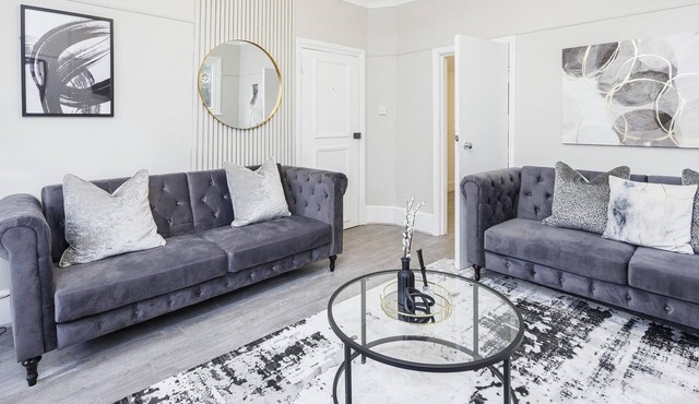 2 bed modern apartment by luxiety stays