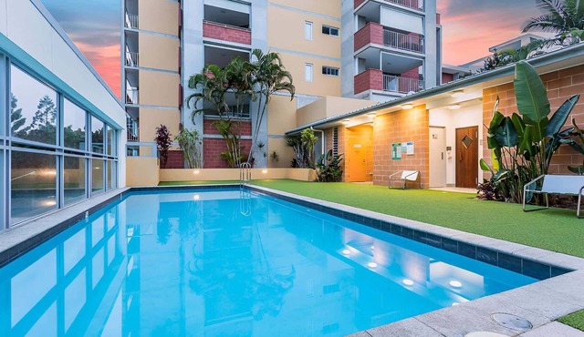 2-Bed Near Brisbane CBD with Pool, Sauna & BBQ