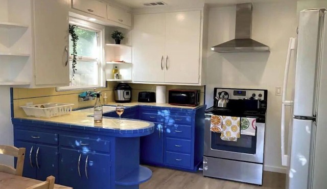 2 Bed Near Doctors Hospital: Beautiful, Sunny, New