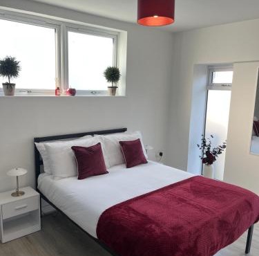 2 Bed Near Heathrow - Direct Train to London - Contractor & Leisure Stays