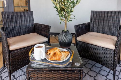 2 bed O2-Canary Wharf-Excel- in 30 mins London boat ride - 30 Mins Contractors-Families-Corporate people- Wifi 500mb-Flex CheckIn-Shops-Train Station