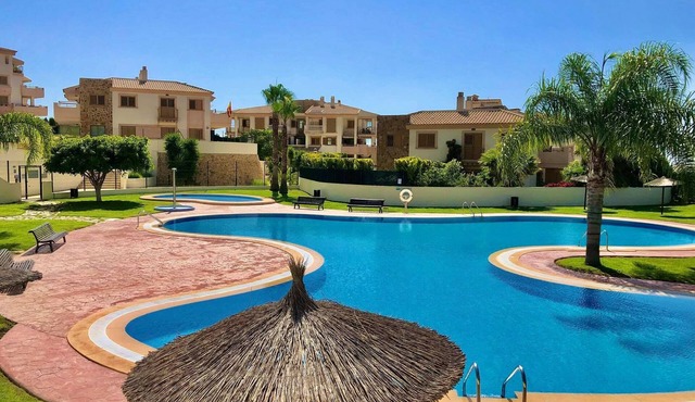 2 Bed Penthouse - Sleeps 4 - Pool - Sea Views