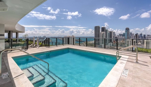 2 Bed Penthouse Sleeps 6 in Edgewater