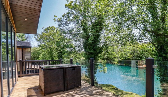 2 BED PLATINUM LODGE AT HENGAR, family friendly in St Breward