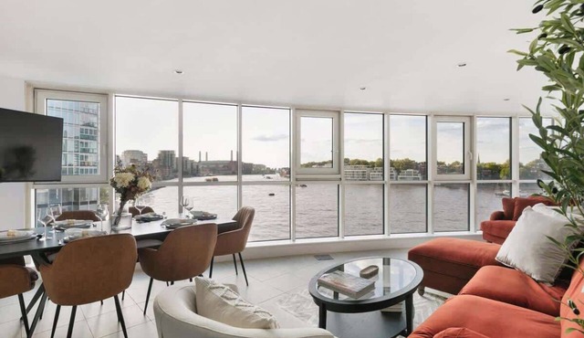 2 bed riverside flat with breath taking views