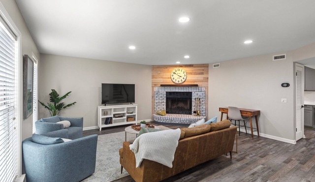 2 Bed Rm 2.5 Bath, Dog Friendly, Updated, Sleep 5