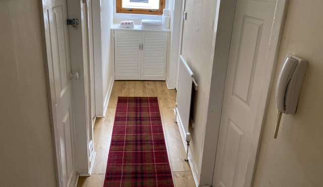 2 Bed, self catering apartment - 5 mins airport, 10 mins city centre