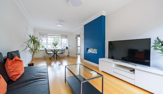 2 bed semi-detached house to rent in Connaught Road, Barnet EN5