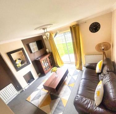 2 Bed Semi - Sleeps 4 - Private Garden & Parking - Quiet Cul De Sac Location - Dog Friendly - Fast Wifi - Close to Motorway Access