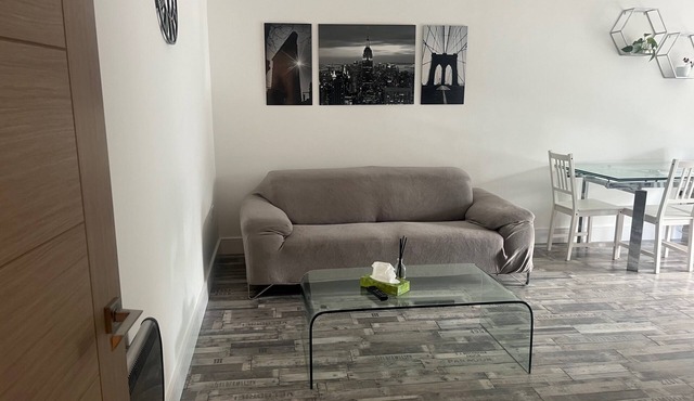 2 Bed - Sleeps 4 - Free Parking