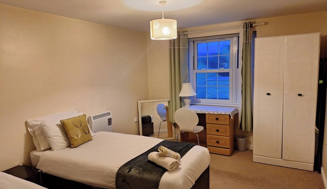 2 Bed - Sleeps 4 - Free Parking
