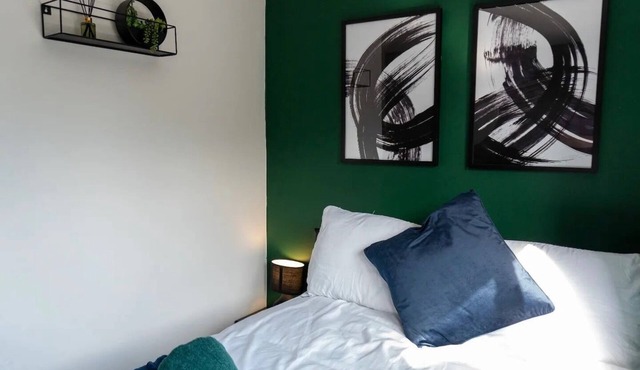 2-Bed - Sleeps 4 - Pet Friendly & Free Parking