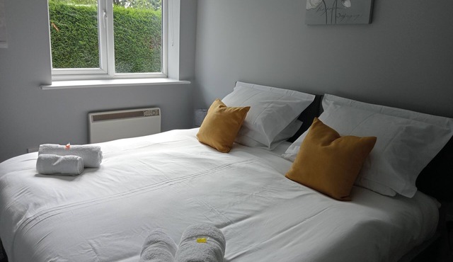 2 bed-Sleeps 4-Private Garden-Free Parking