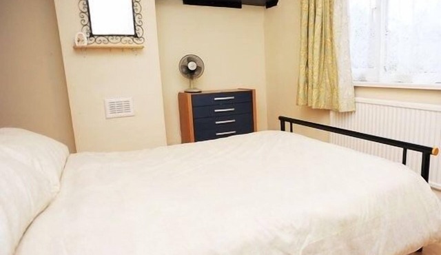 2 Bed - Sleeps 5 - Private Garden & Free Parking