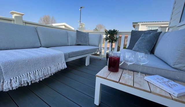 2 Bed - Sleeps 6 - 15min Walk to Beach