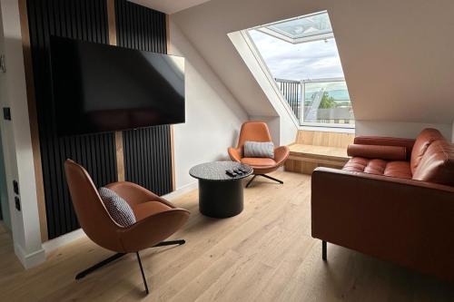 2-Bed - Sleeps 6 - Pet Friendly with Free Parking