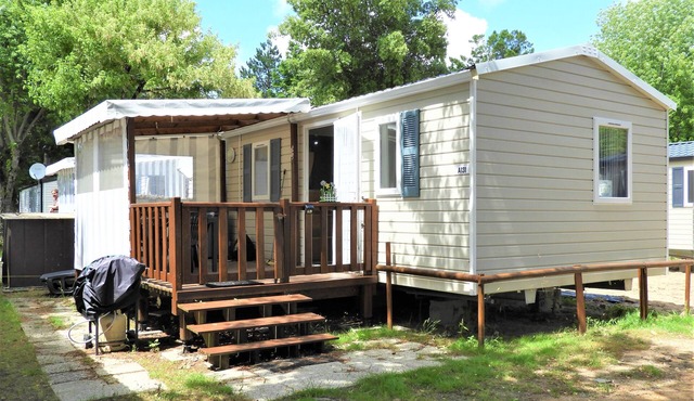 2 Bed - Sleeps 4 - Free Parking - 5 mins to Beach